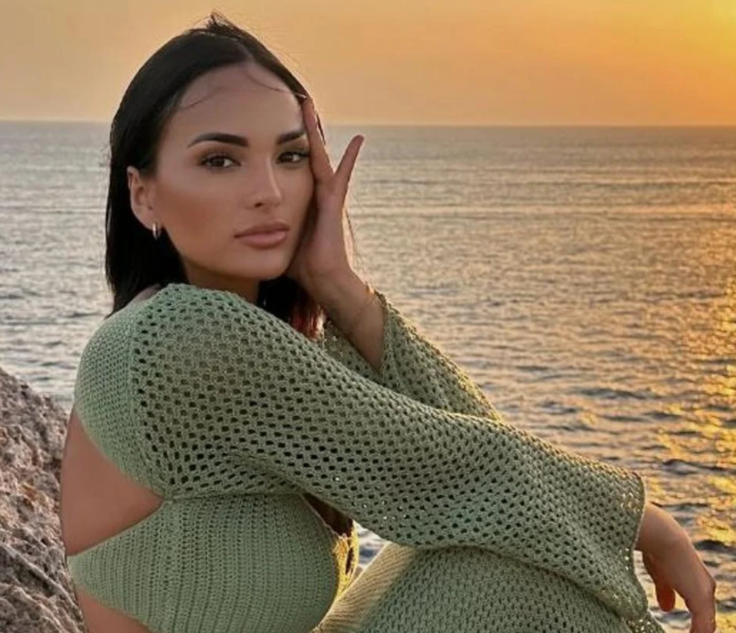 Claudia Bavel Biography, Videos, Net Worth